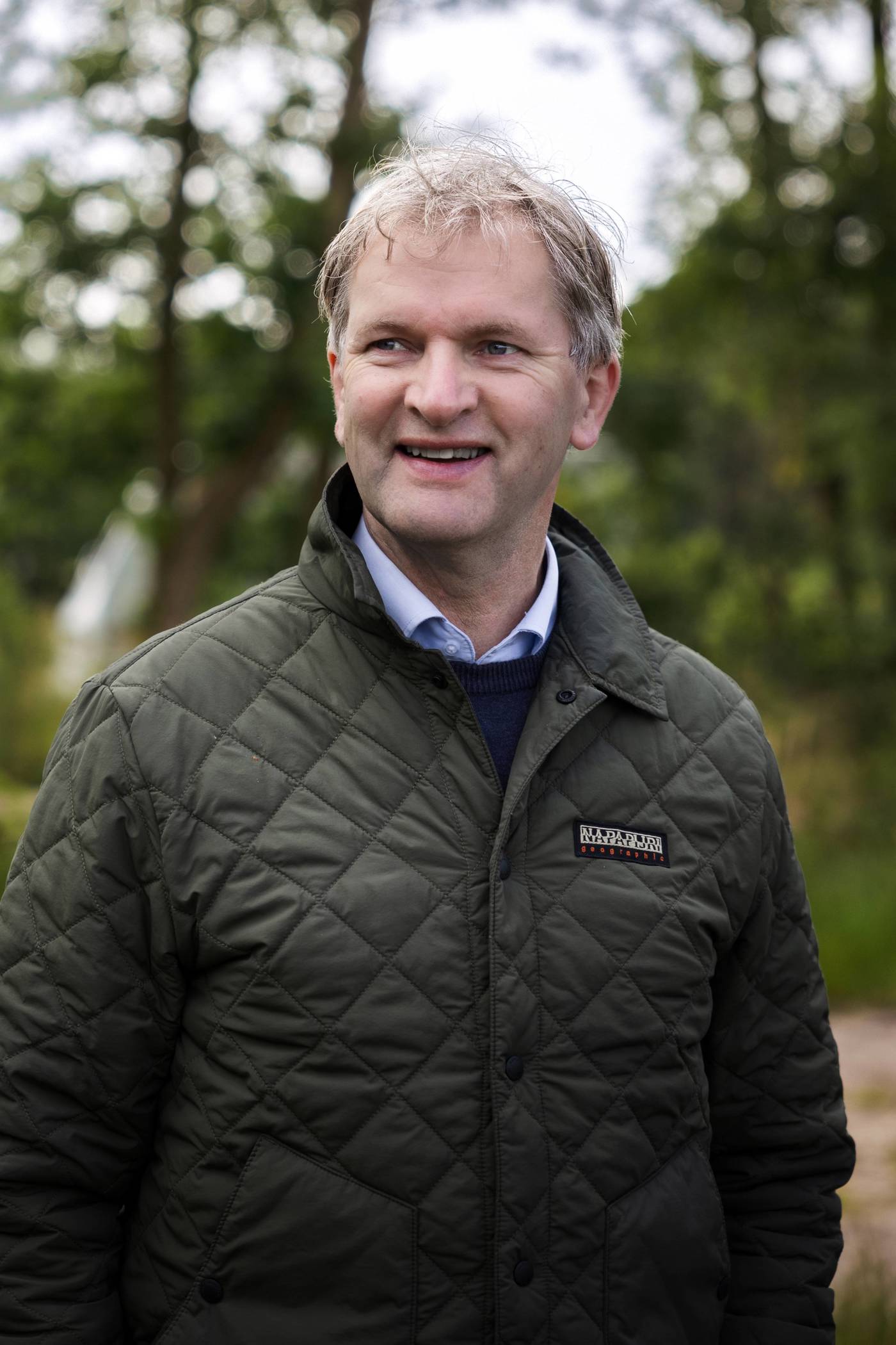 Portret Maurits von Martels. Op de achtergrond zijn bomen zichtbaar.