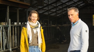 Renske Sokesz en Henk ter Keurs poseren voor koeienstal