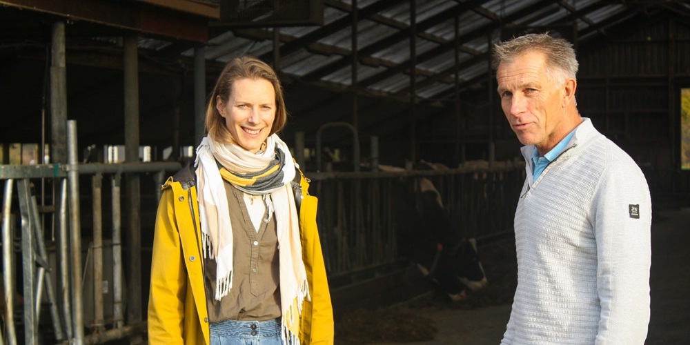 Renske Sokesz en Henk ter Keurs poseren voor koeienstal