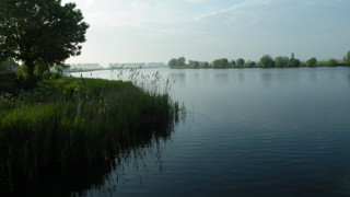 Foto van water met groene oevers