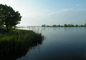 Foto van water met groene oevers