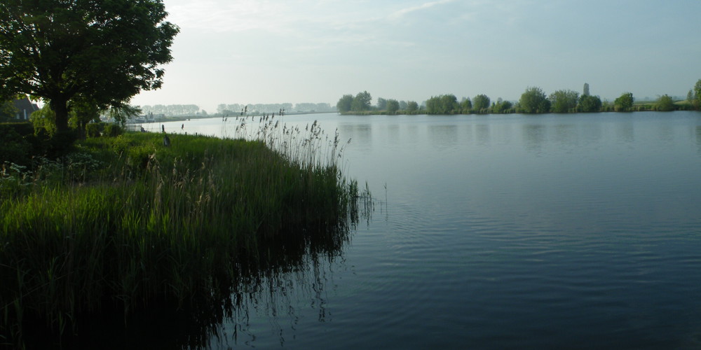 Foto van water met groene oevers