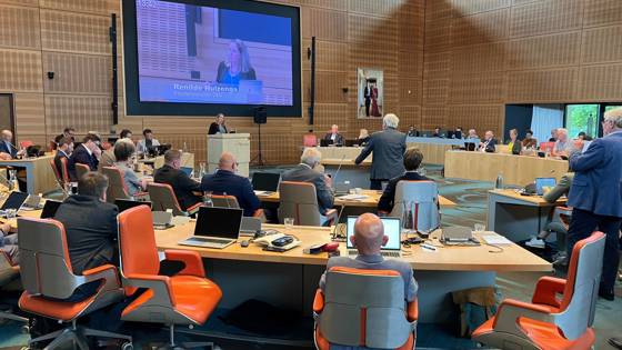 De Statenvergadering van 9 juli. Op het grote scherm staat "Renilde Huizenga – Fractievoorzitter D66.