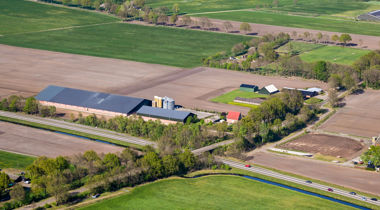 vogel perspectief foto van landschap met boerderij lands eenverkeersweg 