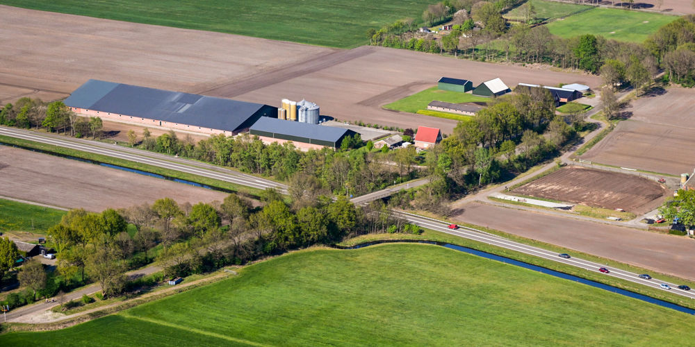 vogel perspectief foto van landschap met boerderij lands eenverkeersweg 
