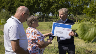 Gedeputeerde Von Martels reikt beschikking uit aan 'Eetbaar Er van der Veen' voor de stimuleringsregeling agroforestry