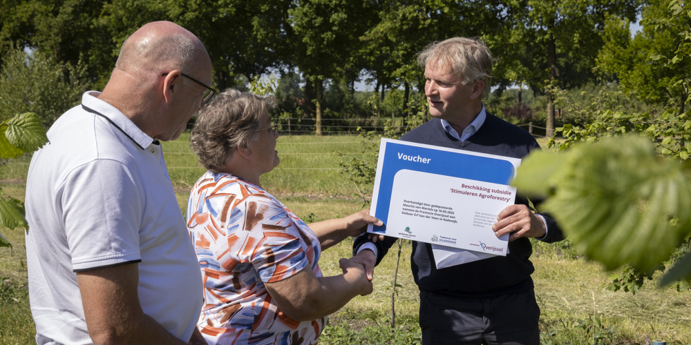 Gedeputeerde Von Martels reikt beschikking uit aan 'Eetbaar Er van der Veen' voor de stimuleringsregeling agroforestry