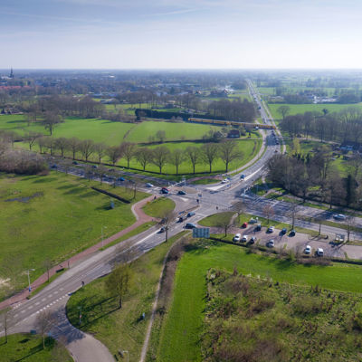 Foto van kruising van twee provinciale wegen.