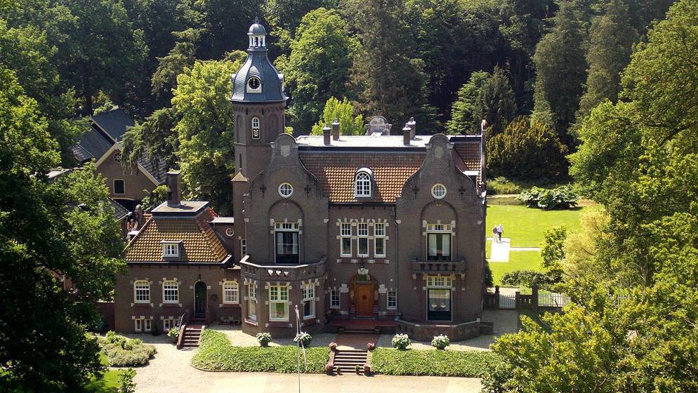 Luchtfoto van Huis Vilsteren. 