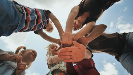 Foto van kinderen en volwassen die elkaar high-fiven