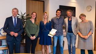 De boeren van de Baarlingerpolder presenteerden hun verkenningsrapport aan minister Wiersma en kamerleden. 