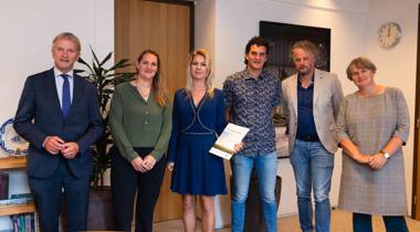 De boeren van de Baarlingerpolder presenteerden hun verkenningsrapport aan minister Wiersma en kamerleden. 
