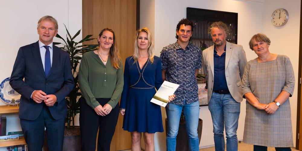 De boeren van de Baarlingerpolder presenteerden hun verkenningsrapport aan minister Wiersma en kamerleden. 