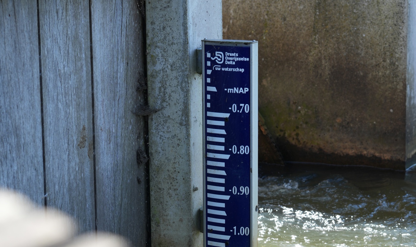 Waterstandmeter bij het water