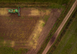 Luchtfot van akker met traktor.