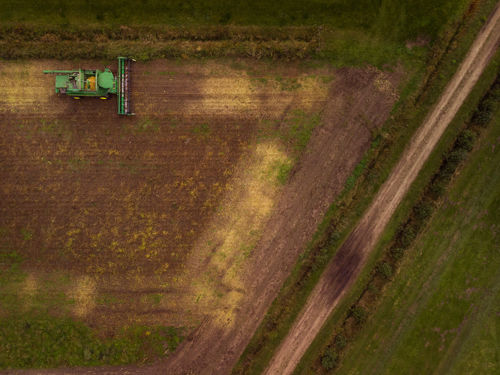 Luchtfot van akker met traktor.