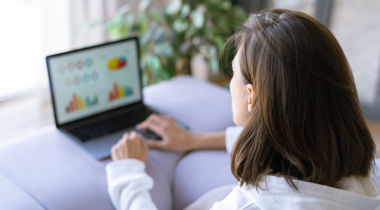 Vrouw achter een laptop.