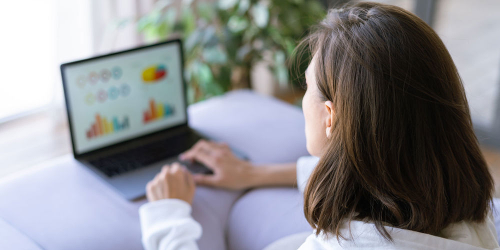 Vrouw achter een laptop.