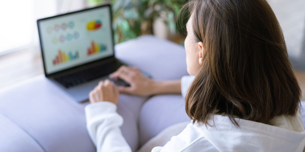Vrouw achter een laptop.