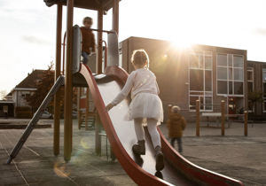 Spelende kinderen in een speeltuin.