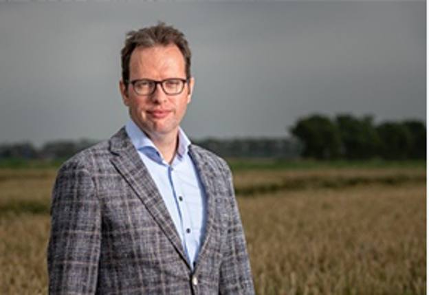 Postuurfoto André Hoogendijk in weiland