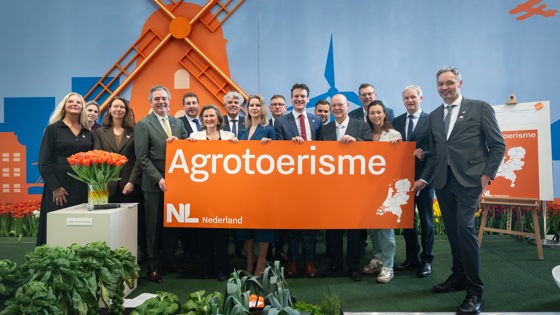 Gedeputeerden uit de provincies, minister Wiersma en staatssecretaris Rummenie van het ministerie van Landbouw, Visserij, Voedselzekerheid en Natuur samen op de foto voor Agrotoerisme. (fotograaf: Benjamin Pritzkuleit)
