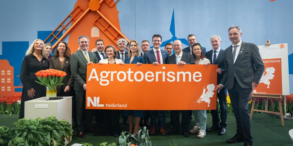 Gedeputeerden uit de provincies, minister Wiersma en staatssecretaris Rummenie van het ministerie van Landbouw, Visserij, Voedselzekerheid en Natuur samen op de foto voor Agrotoerisme. (fotograaf: Benjamin Pritzkuleit)