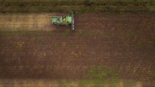 Luchtfot van akker met traktor.