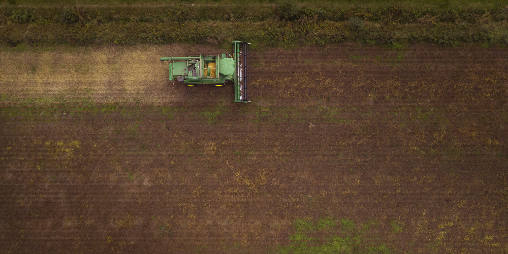 Luchtfot van akker met traktor.
