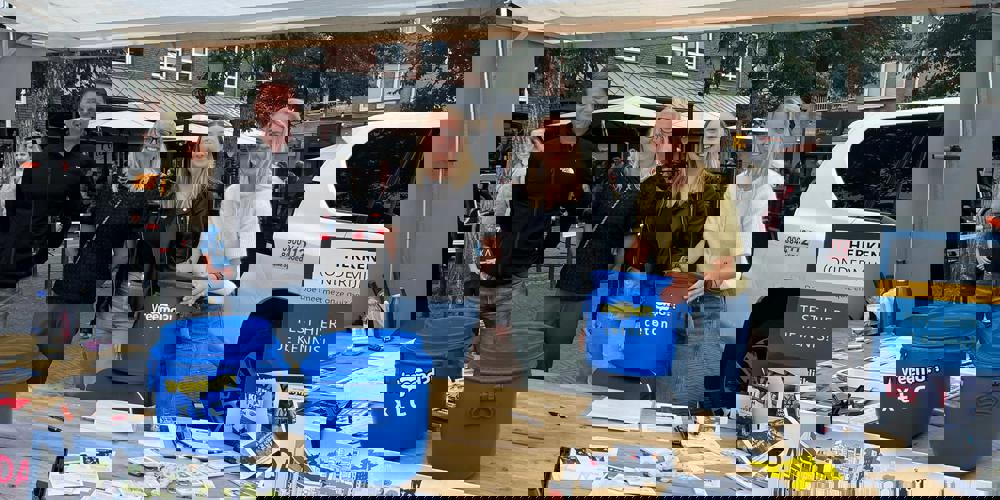 4 personen achter een kraam met informatie over ondermijning