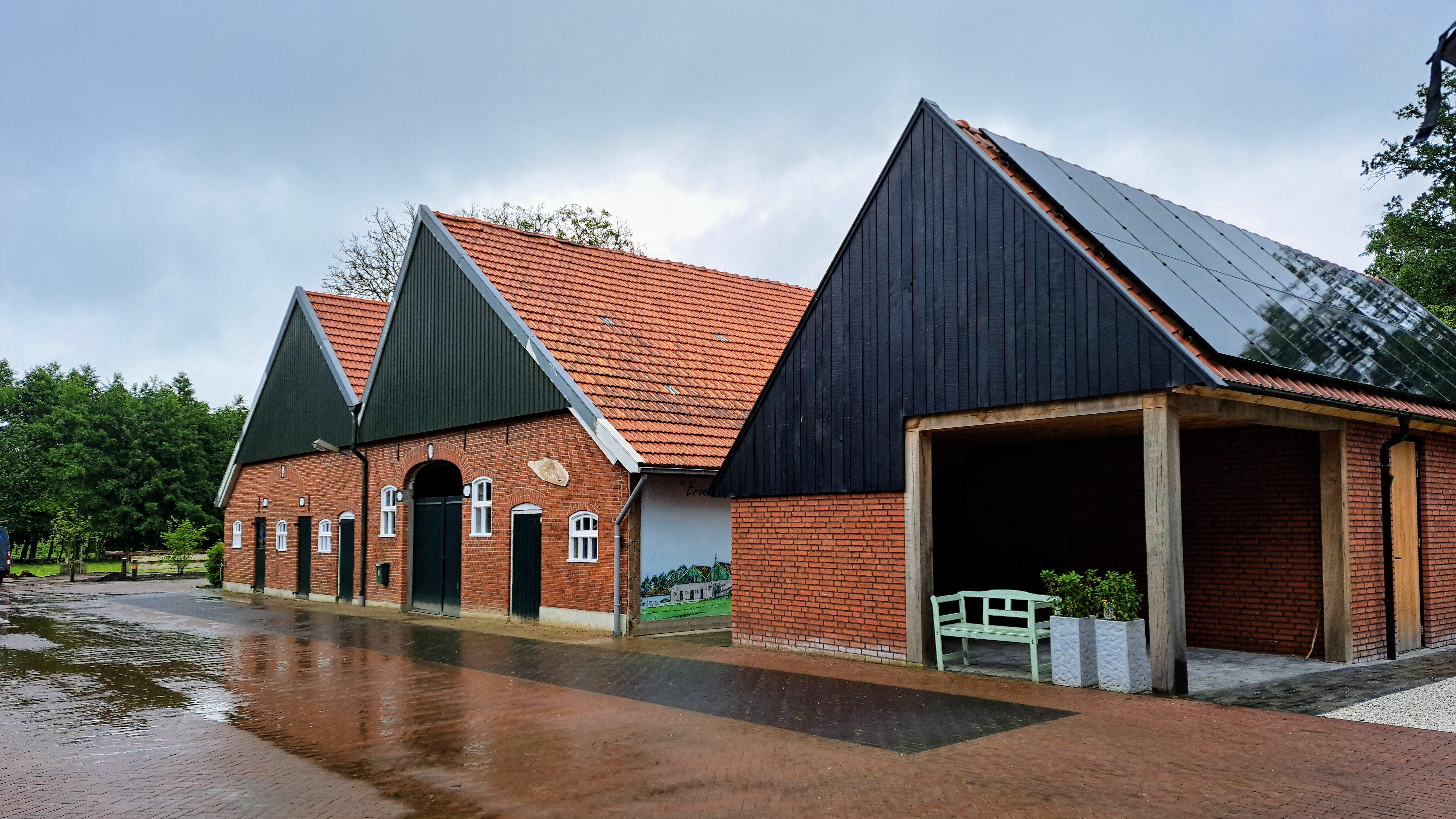 Tot woningen omgevormde bedrijfsgebouwen aan erf.