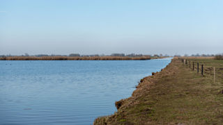Water en rechts weiland