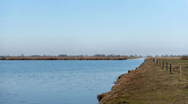 Water en rechts weiland