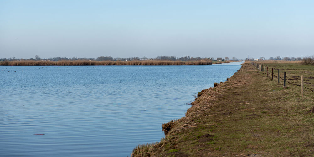 Water en rechts weiland