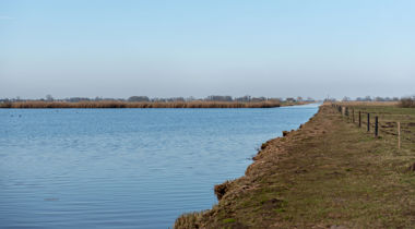 Water en rechts weiland