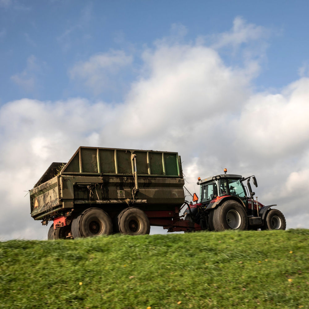 Traktor in een wei.