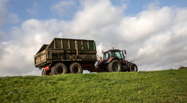 Traktor in een wei.